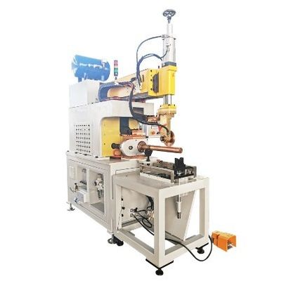 Die Schweißmaschine mit einem Größenbereich von 300-900 Millimetern und einer Nennleistung von 50 KVA wird durch eine SPS gesteuert.