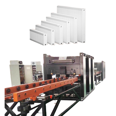 Eine vollautomatische Produktionslinie für Transformator-Kühlkörper unter Verwendung von mechanischen Armen zum Be- und Entladen